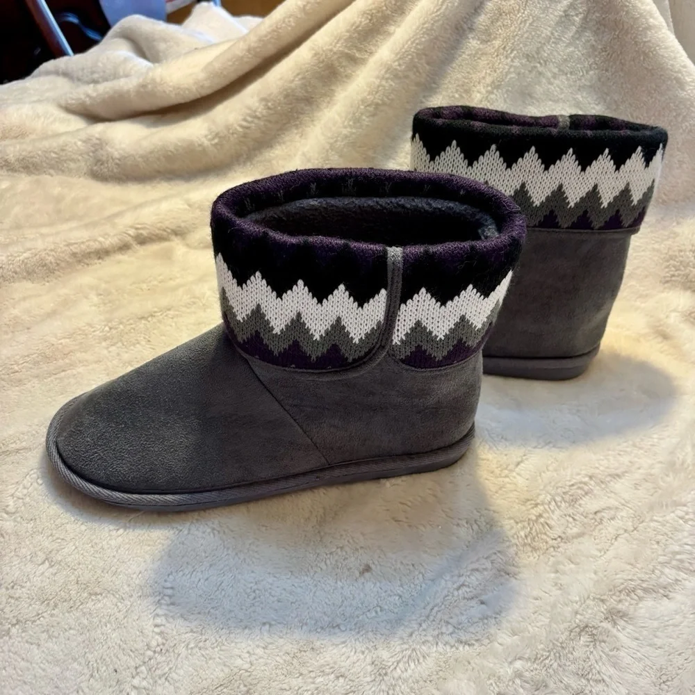 NEW Cozy Slippers Size 9 Black and Gray with Plush Lining American Rag NIB - Picture 2 of 12